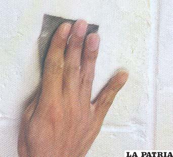 PASO 6
Lijar nuevamente la pared con lija No. 120 hasta pulir la superficie para emparejarla y después pintarla