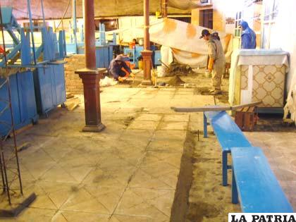 Los obreros del municipio trabajan en el mejoramiento del mercado Campero