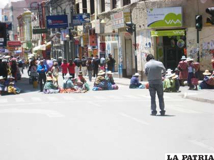 Los periurbanos persisten en bloquear el centro histórico de Oruro