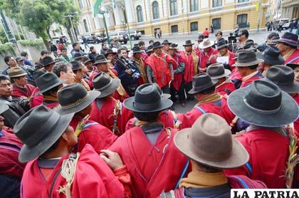 Los ponchos rojos protestan por no haber sido recibidos por el Presidente /APG