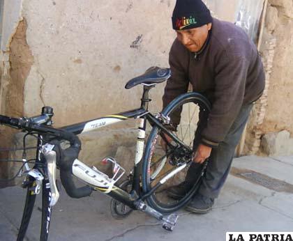 León Velásquez el mecánico de la Asociación de Ciclismo de Oruro