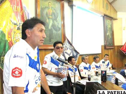 Marcos Ferrufino, junto a los dirigentes del club en el inicio de la campaña 