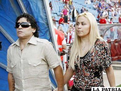 Diego Armando Maradona junto a Verónica (foto: eldiariodelarioja.com)