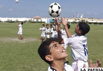 Niños que forman parte de las escuelas del Real Madrid en El Cairo (foto: primiciadeportiva.com)
