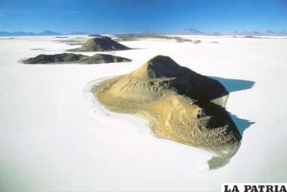 Geólogos investigan sobre las reservas de litio en el salar de Uyuni