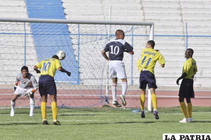 Uellington Martins anotó dos goles para el equipo de EM Huanuni 
