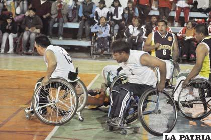 Una acción del partido final entre Oruro y Santa Cruz 