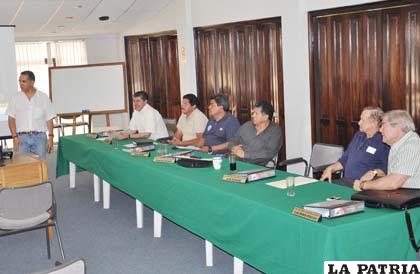 Mauricio Méndez en la reunión de Consejo Central de la Liga (foto: AFKA)