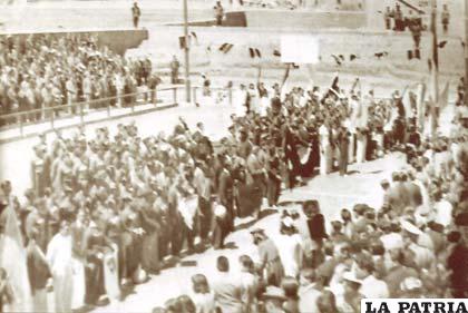En el acto de inauguración de la cancha oficial de la calle La Paz en 1942 