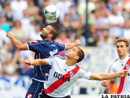 Una acción del partido en el cual River Cayó ante Quilmes (foto: foxsportsla.com)