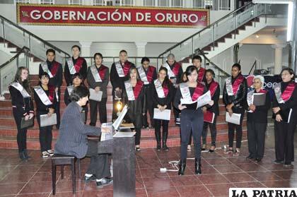 Coro Univalle, de la ciudad de Cochabamba, interpretando bellas melodías en el hall de la Gobernación
