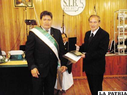 Antonio Salas Casado (der.) recibió el reconocimiento de manos de Carlos Estrada