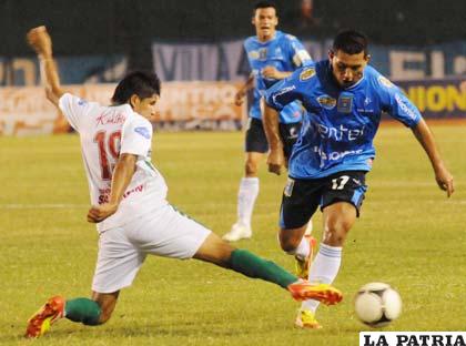 Gallardo y Jiménez disputan en el balón (foto: APG)