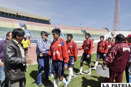 Los jugadores de la selección Sub-19 saludan a Azkargorta 