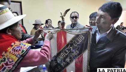 La vicepresidenta de la Brigada Parlamentaria, Cornelia Flores coloca la Medalla Honor al Mérito al estandarte del Bolívar Nimbles (foto: LA PATRIA)