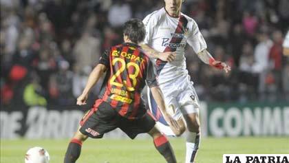 Walter López (atrás) de Cerro Porteño lucha por el balón con Bruno Urribarri de Colón en el partido de ida (foto: holaciudad.com)