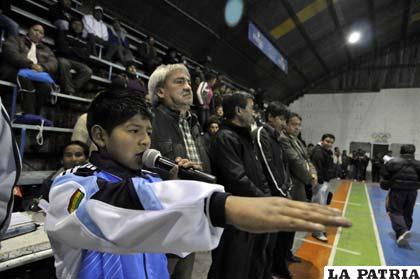 Alejandro Choqueticlla en la toma de la promesa deportiva 