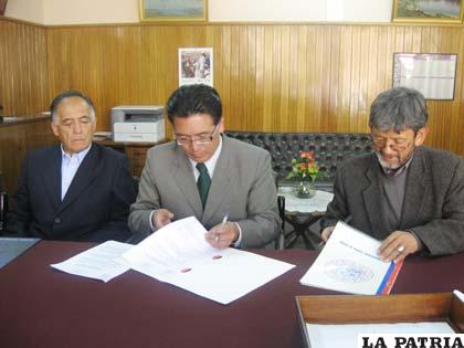 Autoridades del INE y de la UTO firmaron el convenio