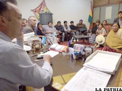 El fiscal Martínez en reunión con autoridades originarias de Machacamarca