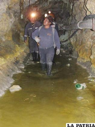 Cooperativistas mineros bombean aguas ácidas para continuar trabajando 