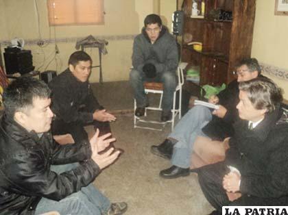 Mapuches detenidos reunidos con el senador Alejandro Navarro /diarioitihue.blogspot.com