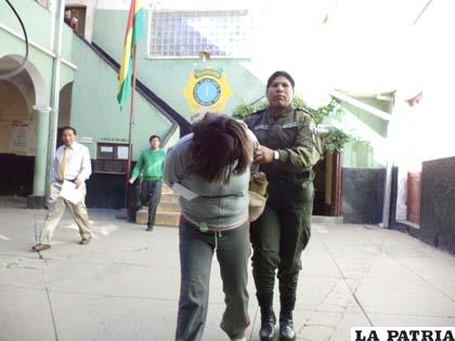 La policía traslada a la presunta autora del robo