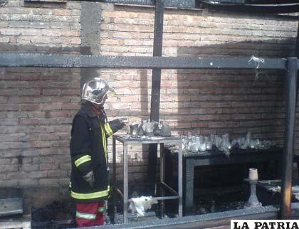 El uniformado muestra algunos objetos que se rescataron
