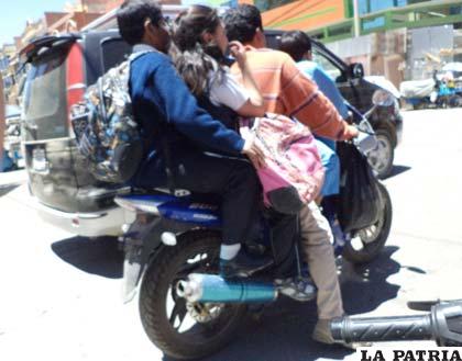 El motociclista llevaba tres niños como pasajeros