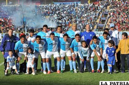 Jugadores del equipo de Aurora con la premisa de ganar a Bolívar (foto: APG)