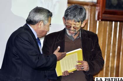 Juan Choque Tito (izq.) entrega investigación al rector de la UTO, Rubén Medinaceli