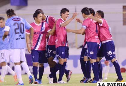 Juan Carlos Arce celebra con sus compañeros el primer gol de Bolívar  (foto: APG)