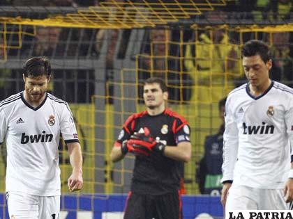 Xabi Alonso, Casillas y Özil jugadores del Real Madrid (foto: foxsportsla.com)