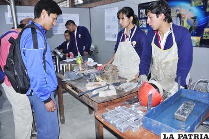Estudiantes exponen experimentos en Feria de Metalurgia