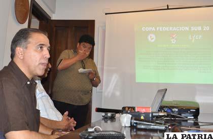 Mauricio Méndez explica en qué consiste el torneo Sub-20 (foto: AFKA)