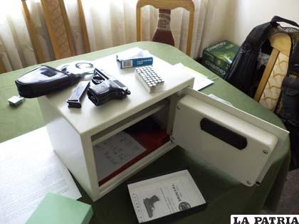 En esta caja fuerte se encontró la pistola, la munición y unas manillas