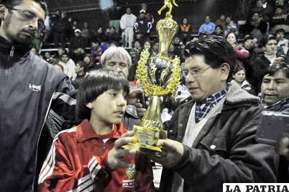 Jaramillo de Tarija recibe el trofeo por el tercer lugar 