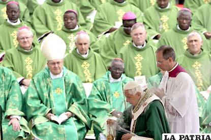 Sínodo de obispos, en la plaza de San Pedro, en el Vaticano /voanoticias.com