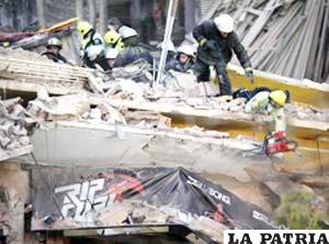 Trabajo de rescate de víctimas a las que les cayó el techo de un mercado /noticias.lainformacion.com