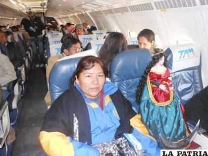 La Virgen del Socavón pasajera Número 1 en el vuelo inaugural del aerpuerto Juan Mendoza