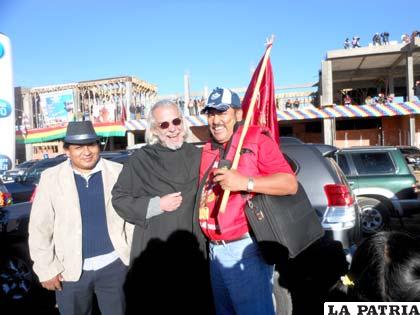 Orureños que llegaron de Santa Cruz al Juan Mendoza saludan al padre Jairo