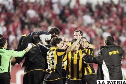 Celebran los jugadores de Peñarol (foto: prensalatina.com)