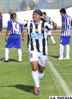 De Souza celebra el segundo gol