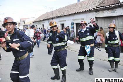 Carrera de Derecho de la UTO desplegó por las calles de Oruro a los mineritos de Huanuni