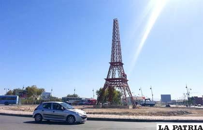 Réplica pequeña de la Torre Eiffel de 30 metros a punto de concluirse