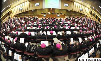 Imagen cedida por L’Osservatore Romano que muestra al fondo al Papa Benedicto XVI (c) en el Sínodo del Vaticano