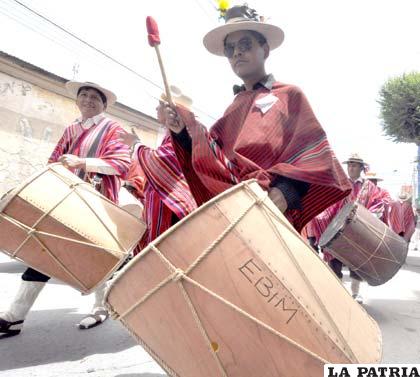 La Escuela Boliviana Intercultural de Música también participó con la danza autóctona de los Italaques