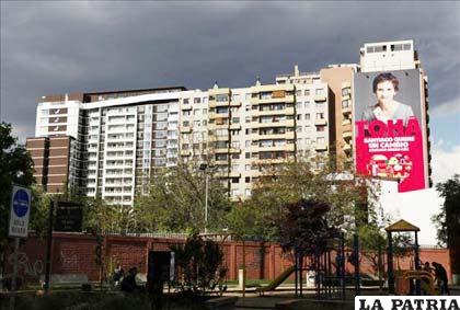 Cartel informativo sobre la candidata a alcaldesa de la capital chilena Carolina Tohá, previo a las elecciones municipales, en Santiago de Chile