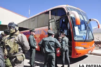 Policías de Chile, escoltaron a los más de 400 indultados que llegaron en dos grupos /Archivo