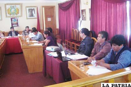 Los concejales con técnicos del Ministerio de Autonomías
