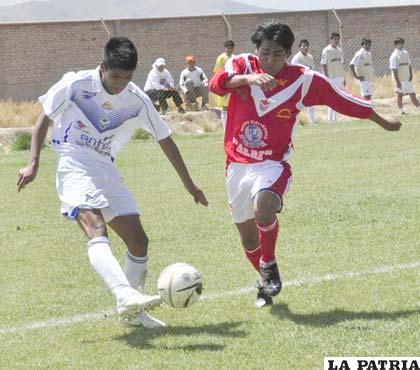 Una acción del partido que disputaron San José y Rosario Central